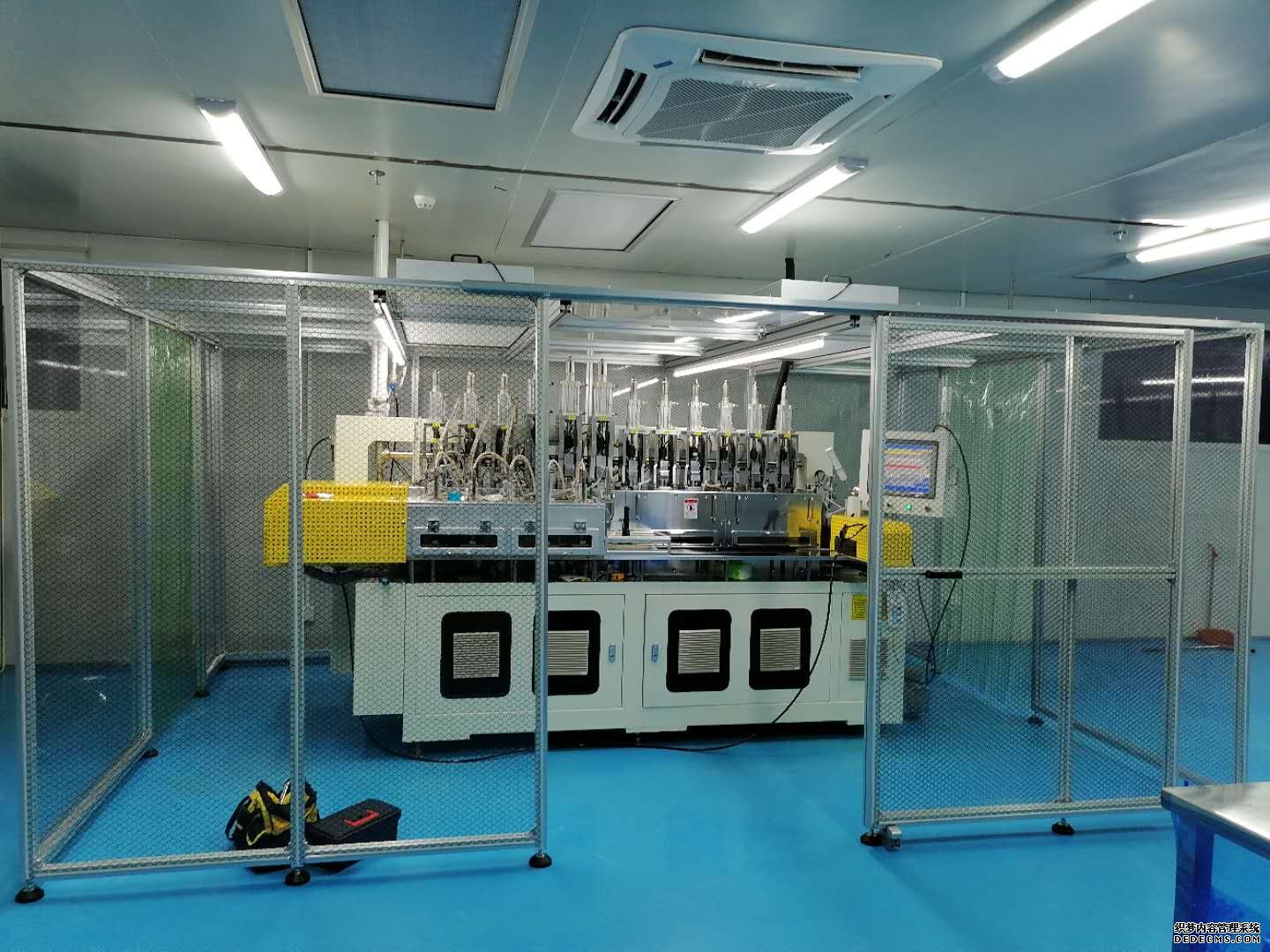 技术领域的本实用新型涉及清洁净化技术领域，
